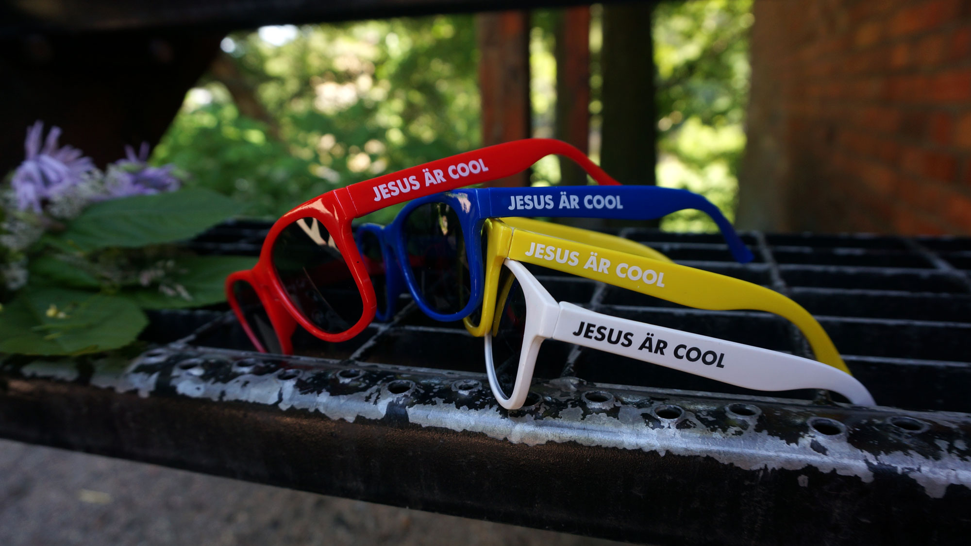 Solglasögon - Vita "Jesus är Cool"