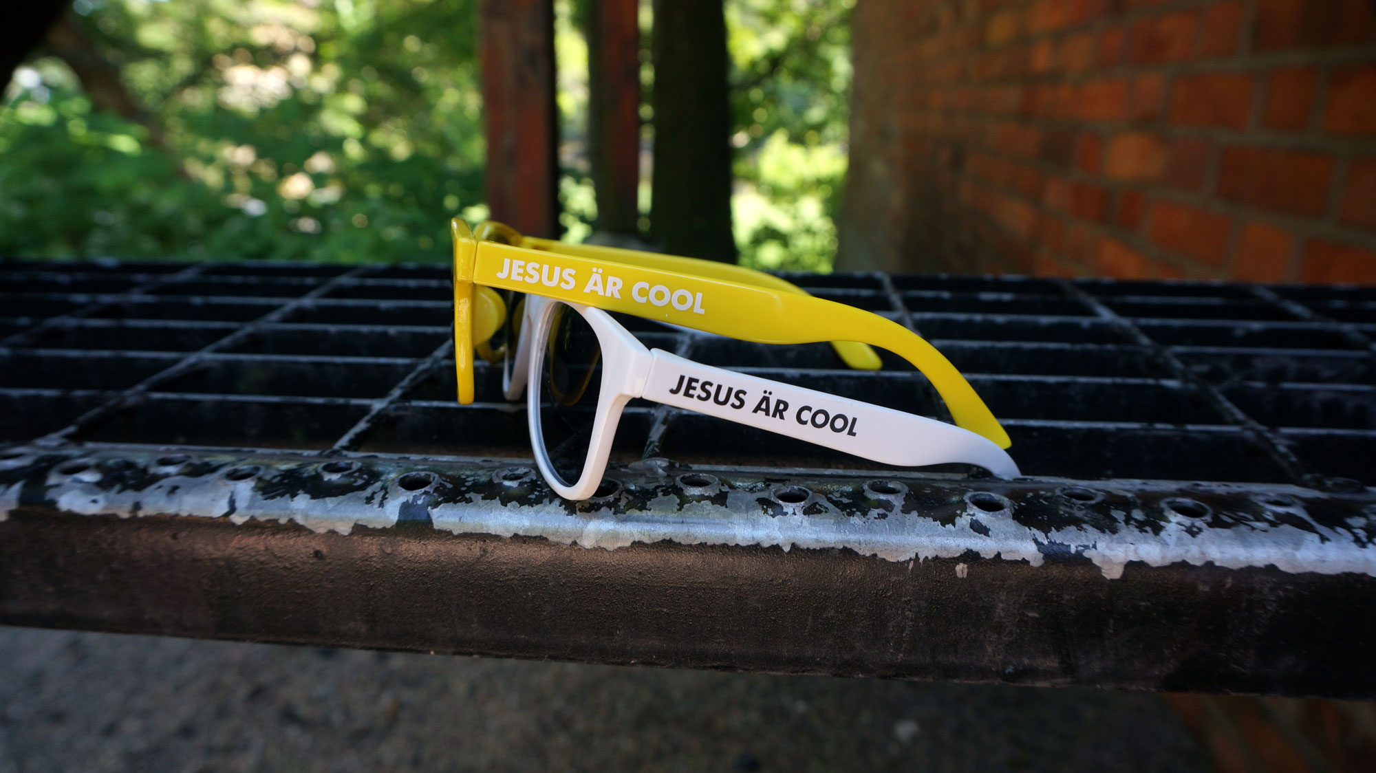 Solglasögon - Gula "Jesus är Cool"